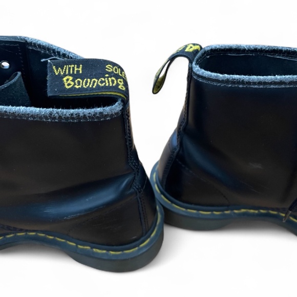 Dr. Martens iconic 1460 Black Leather Combat Boots - The Original - Women's sz 8 - Picture 6 of 9